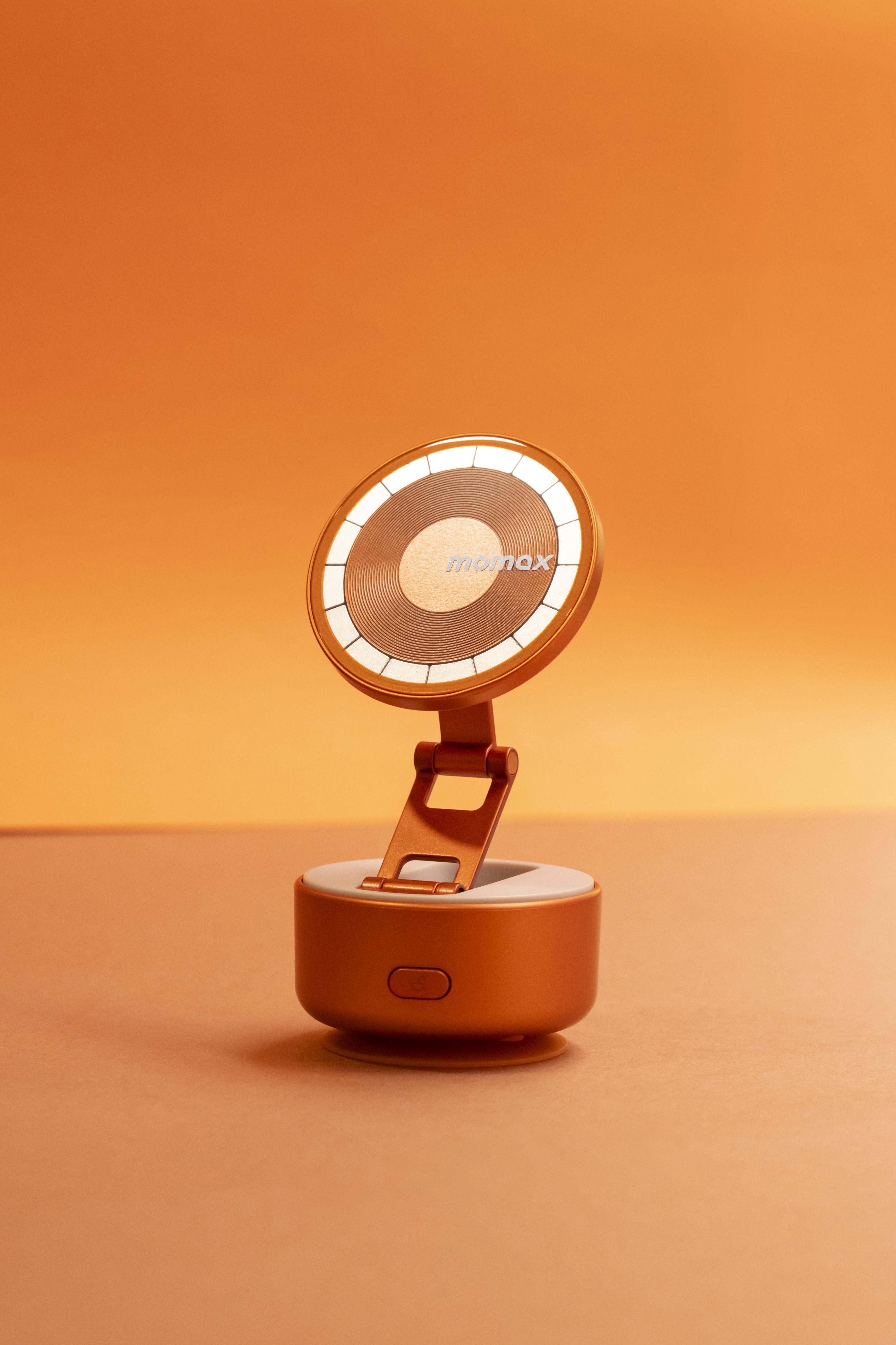 Momax 1-Snap Go電動吸盤磁吸支架可吸附在任何平坦光滑的表面,可作360°旋轉和三軸角度調整。