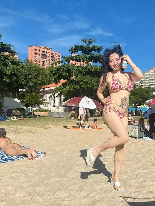 屯門娜娜露出白滑長腿和豐滿上圍,吸睛度爆燈!