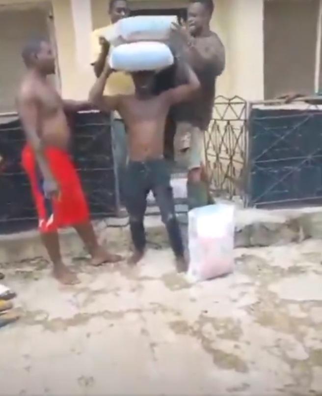 朋友們把水泥一袋一袋放上男子的頭頂。(互聯網)