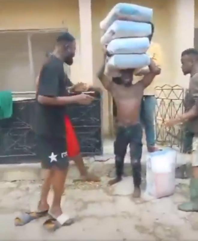 男子成功頂起4袋水泥。(互聯網)