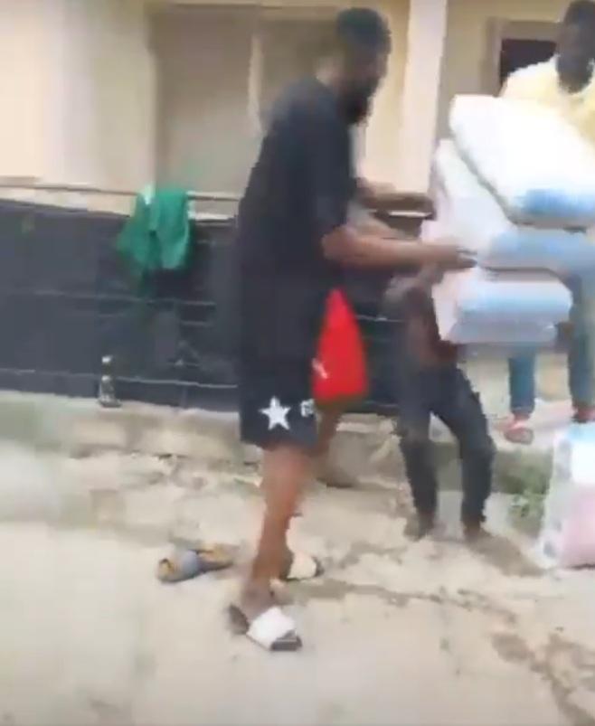 但突然失平衡倒下。(互聯網)