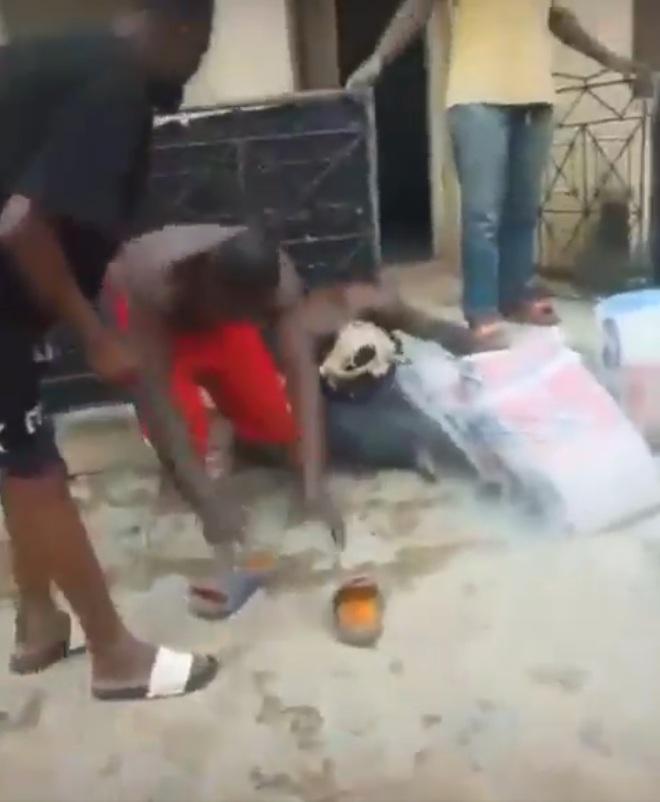 男子倒下,朋友在旁嘲笑。(互聯網)