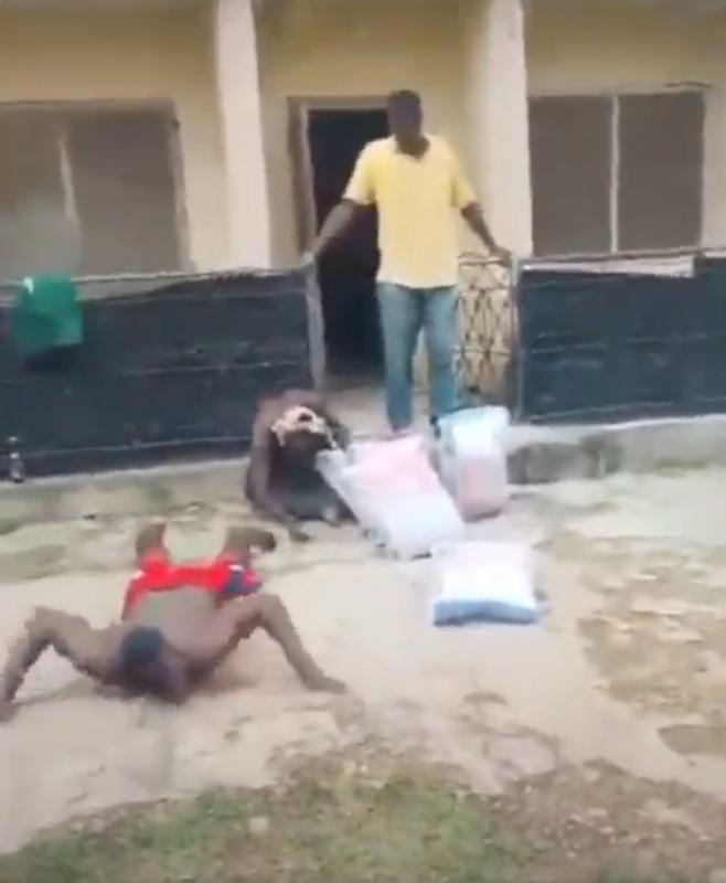 男子倒下,朋友在旁嘲笑。(互聯網)