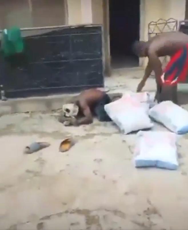 男子似乎很痛苦,站不起來。(互聯網)