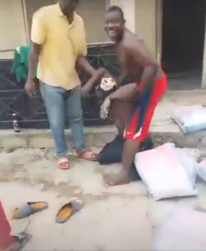 朋友試著扶起男子。(互聯網)