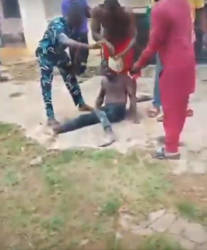 有人向男子淋水。(互聯網)