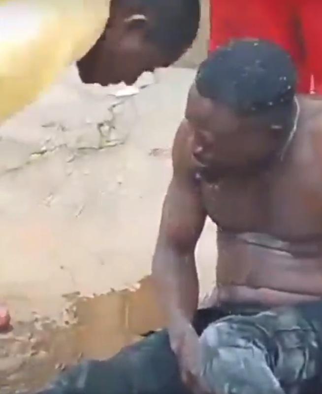 男子似乎很痛苦,無法清楚說話。(互聯網)