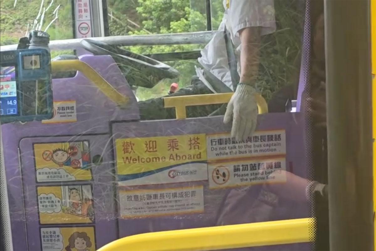 青朗公路有一支鐵通突飛插入城巴的擋風玻璃,直插車長胸口。(Threads影片截圖)