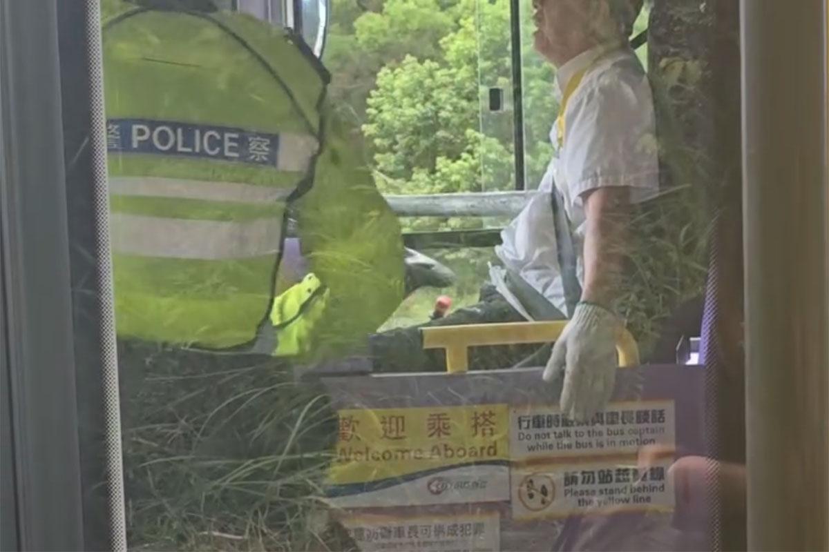 青朗公路有一支鐵通突飛插入城巴的擋風玻璃,直插車長胸口。(Threads影片截圖)