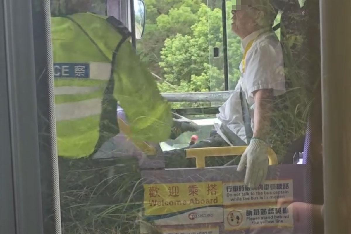青朗公路有一支鐵通突飛插入城巴的擋風玻璃,直插車長胸口。(Threads影片截圖)