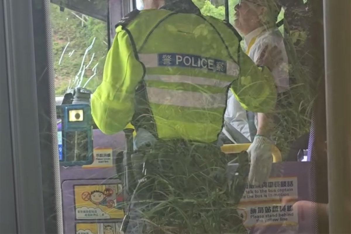青朗公路有一支鐵通突飛插入城巴的擋風玻璃,直插車長胸口,有到場警員安撫車長。(Threads影片截圖)