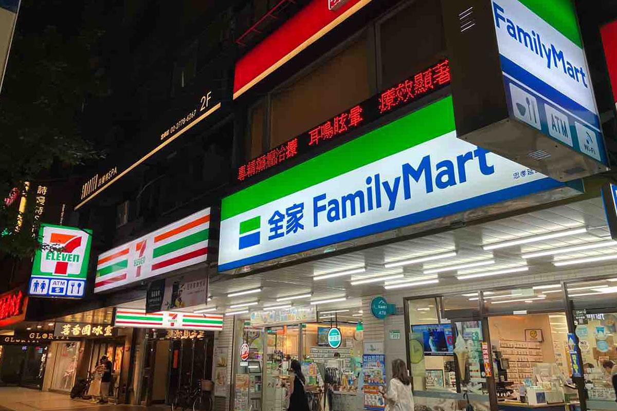 台灣有插畫家描繪當局在便利店買煙「放蛇」的手法。(互聯網)