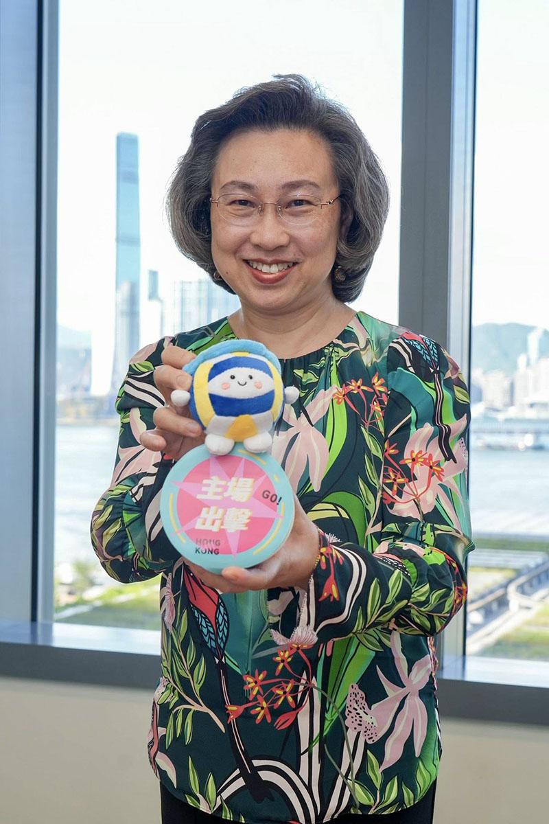 楊何蓓茵抽中沙灘排球造型公仔。