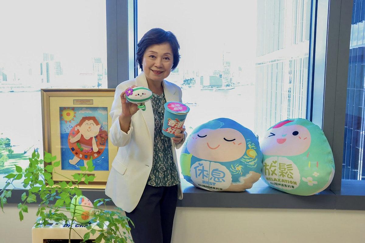 蔡若蓮抽中欖球造型公仔。