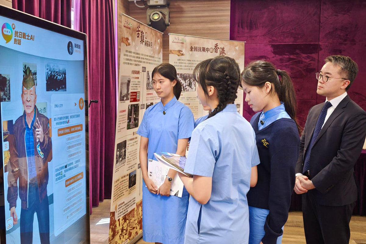 施俊輝(右一)到訪九龍真光中學,了解如何通過AI技術推動抗戰歷史教育。(施俊輝FB)