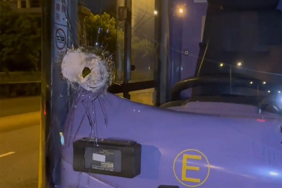 涉事城巴車頭擋風玻璃留下一個洞。(電視截圖)