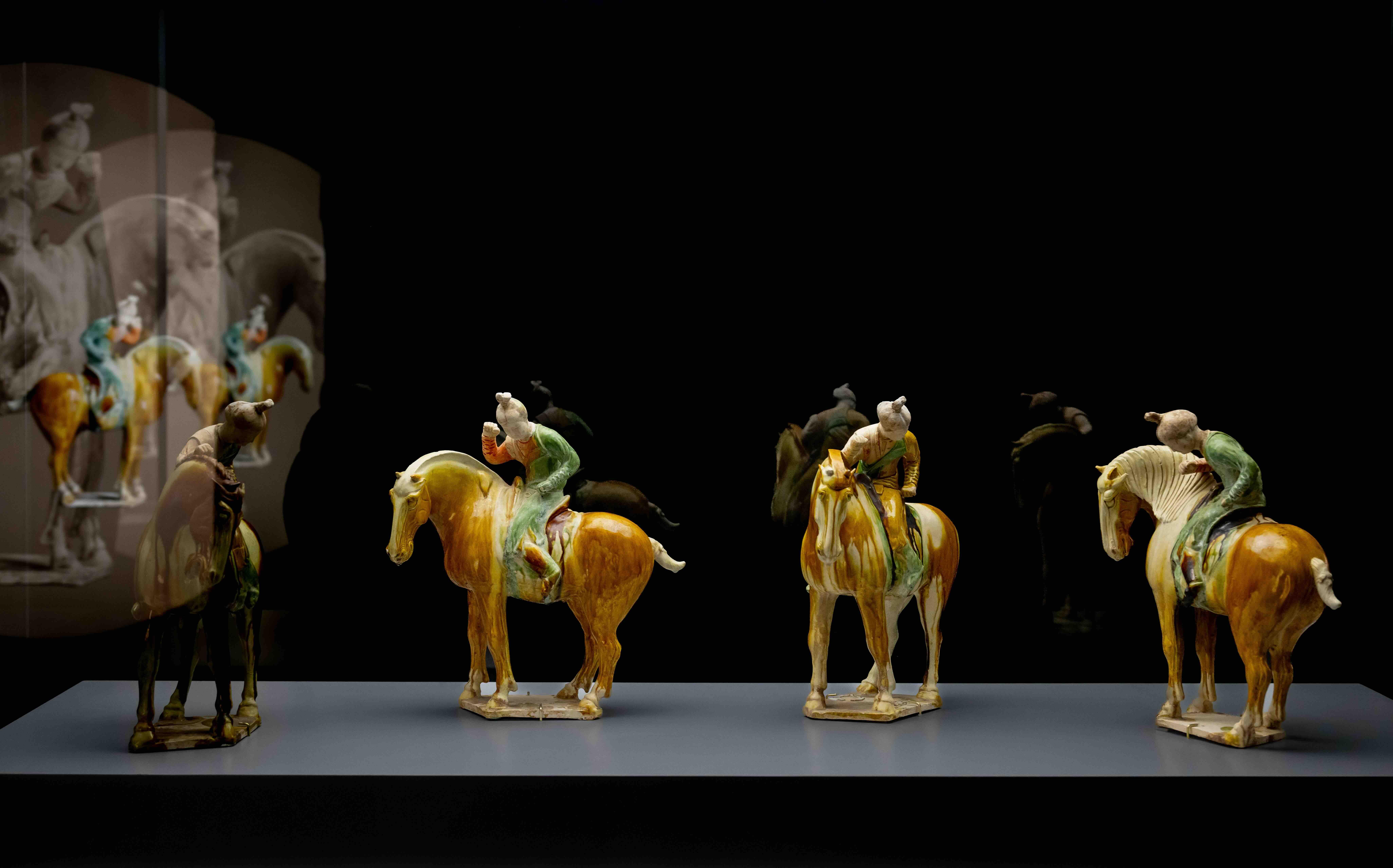 三彩打馬球俑。