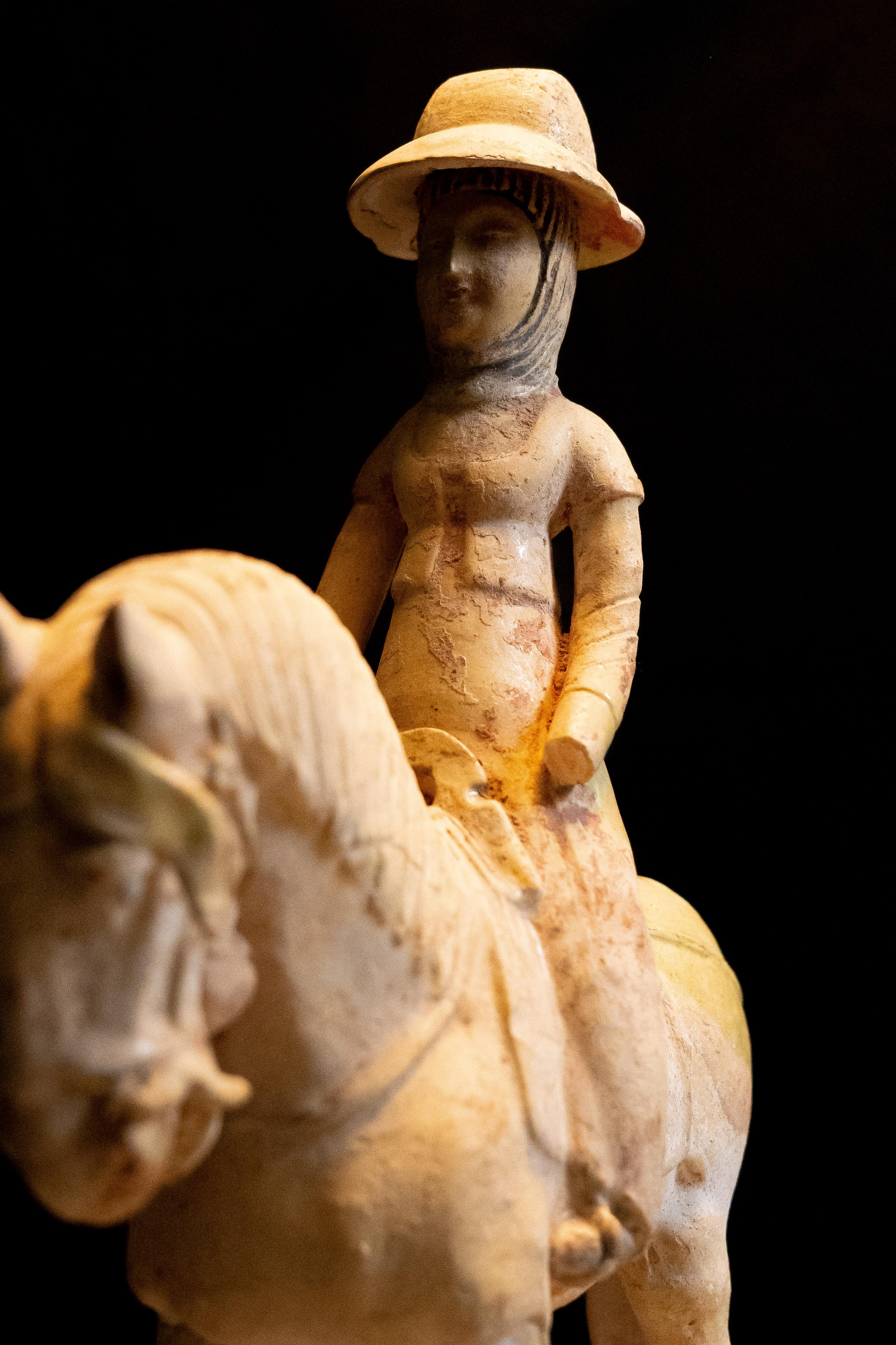 黃釉彩繪戴帷帽騎馬女俑