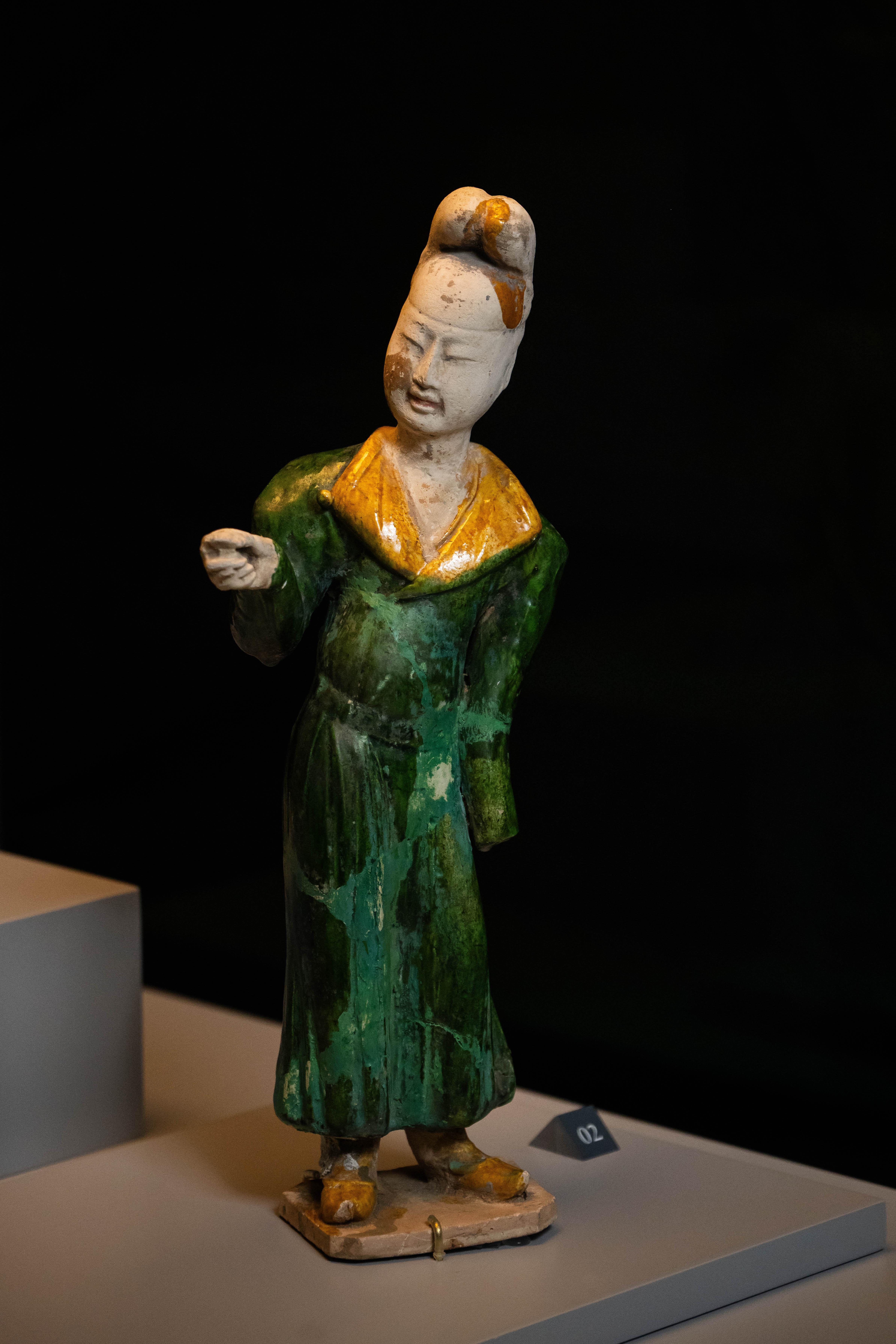 三彩單刀髻女俑