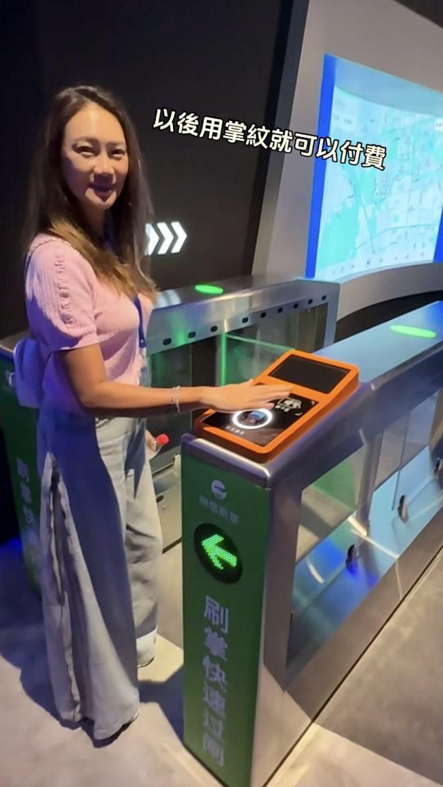 近日玻璃朱在社交平台分享遠赴北京外交學院進修國際傳播進修班