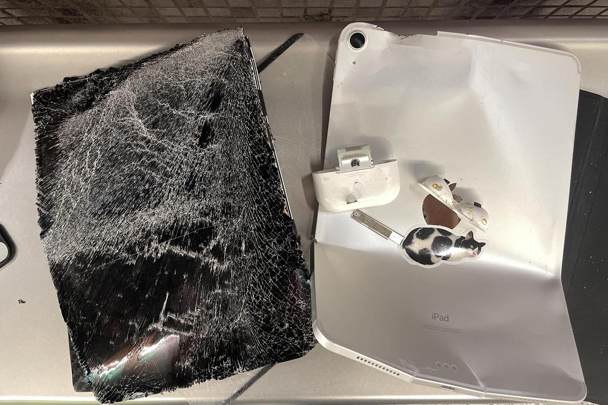 夾在港鐵車廂外一段時間的iPad最終毀爛不堪。(Threads圖片)