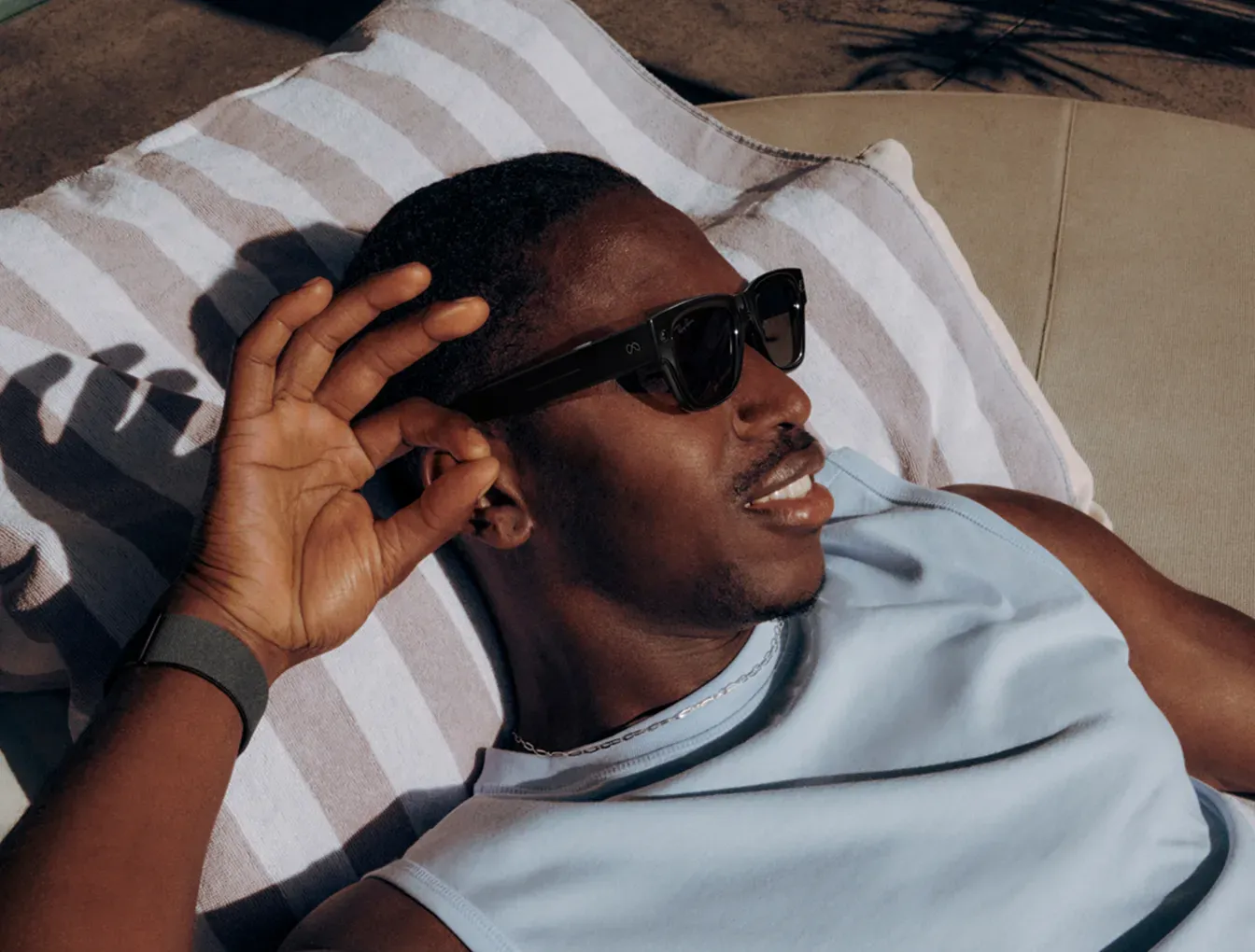 利用Meta Neural Band肌電圖腕帶可作手勢控制。