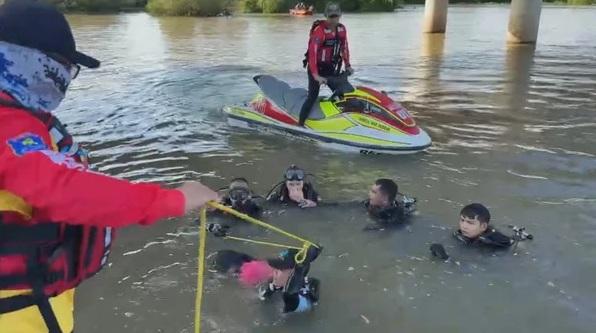 經過一輪搜索,蛙人終於發現少女的遺體,並打撈上岸。(互聯網)