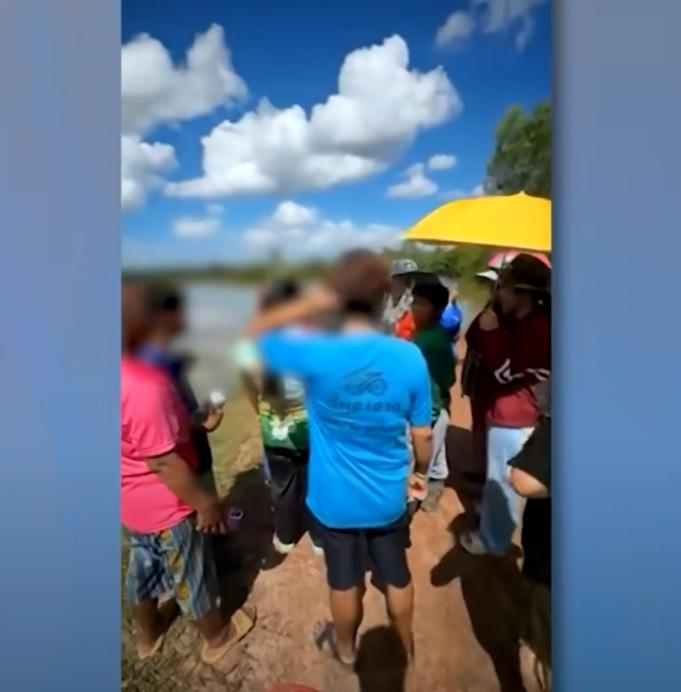 家屬在現場焦急等候。(互聯網)