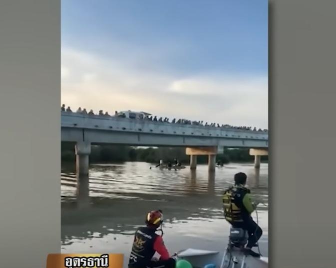 搜救隊當日在事發現場搜索被沖走的少女。(互聯網)