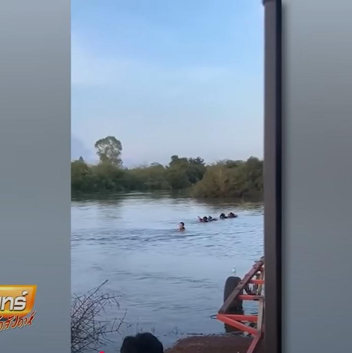 搜救隊當日在事發現場搜索被沖走的少女。(互聯網)