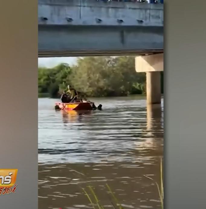 搜救隊當日在事發現場搜索被沖走的少女。(互聯網)