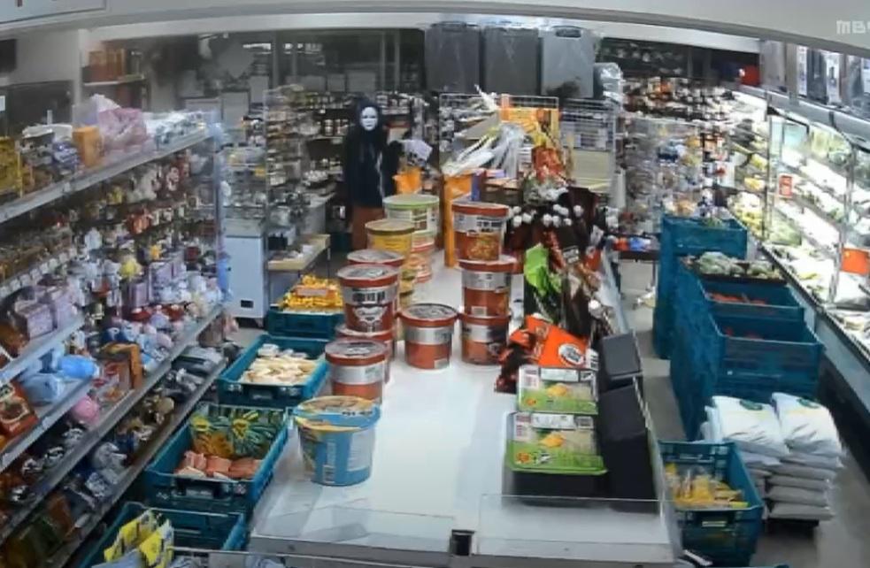起初,面具男在超市裡東張西望。(互聯網)