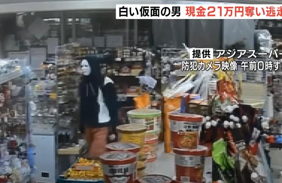 面具男持刀在超市裡走動。(互聯網)