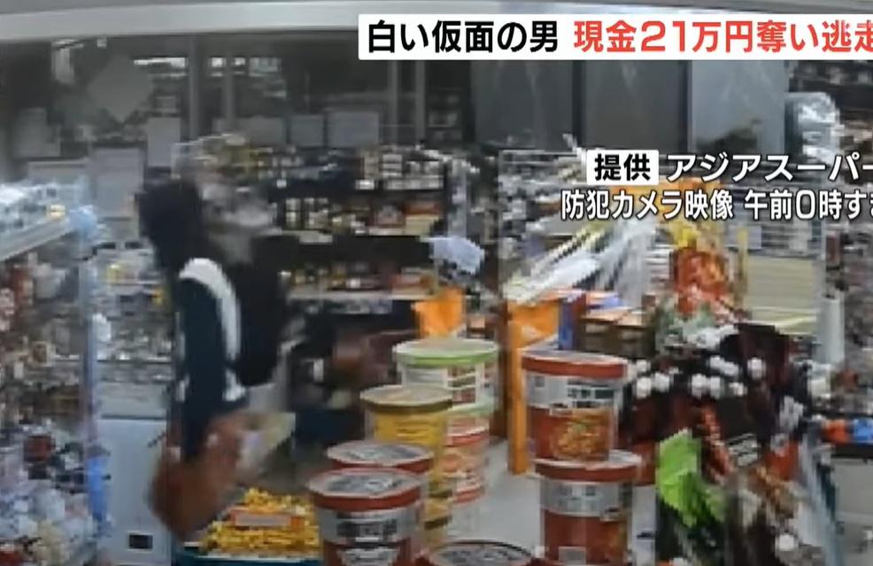 面具男持刀在超市裡走動。(互聯網)