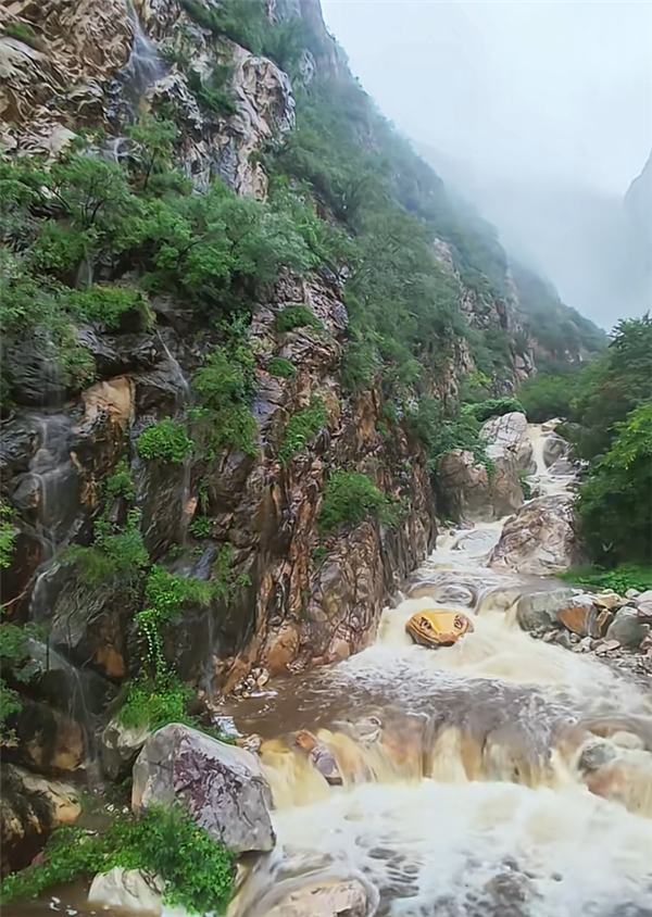 河南省登封市嵩山玉皇溝景區有一塊「巨型蛇頭」彩繪石,由於過於逼真,竟讓遊客「害怕不適」。