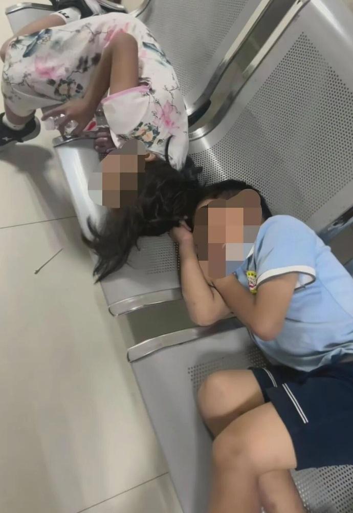 兒童吃下問題三文治後嚴重不適,送進醫院後等候治療。(互聯網)