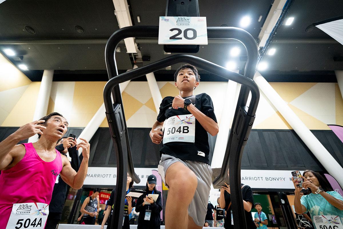 爸爸吳卓豪(左)和兒子吳迦樂(中)、嫲嫲許彩蓮(右),第三年奪得三代同堂冠軍。(大會提供)