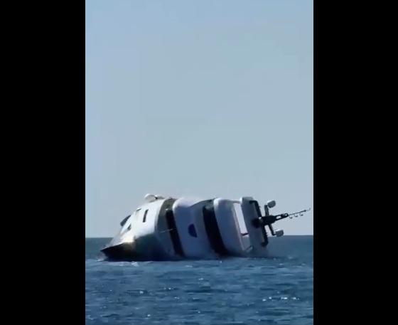 豪華遊艇打橫瞓在海上。(互聯網)