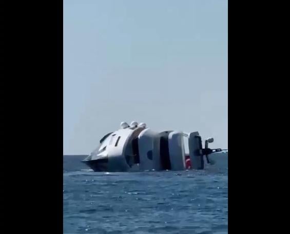 豪華遊艇打橫瞓在海上。(互聯網)