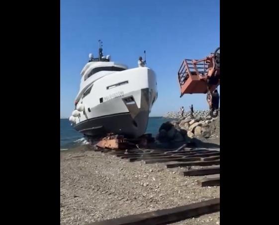 豪華遊艇慢慢「瀡」落海中。(互聯網)