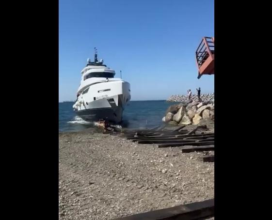 豪華遊艇慢慢「瀡」落海中。(互聯網)
