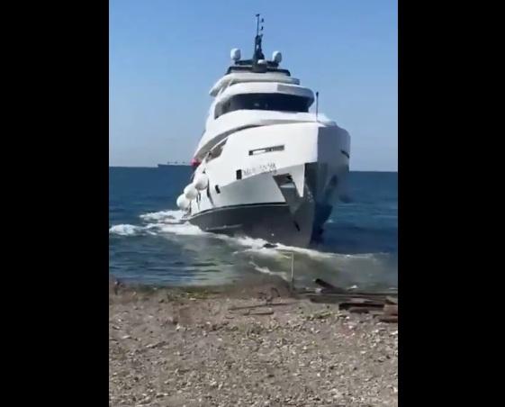 豪華遊艇慢慢駛進海中。(互聯網)