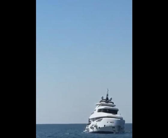 豪華遊艇在海中航行。(互聯網)