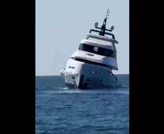 豪華遊艇航行,突然慢慢傾側。(互聯網)