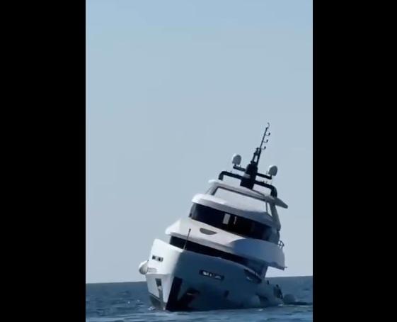 豪華遊艇航行,突然慢慢傾側。(互聯網)