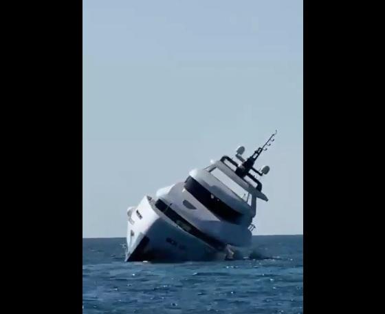 豪華遊艇嚴重傾側。(互聯網)