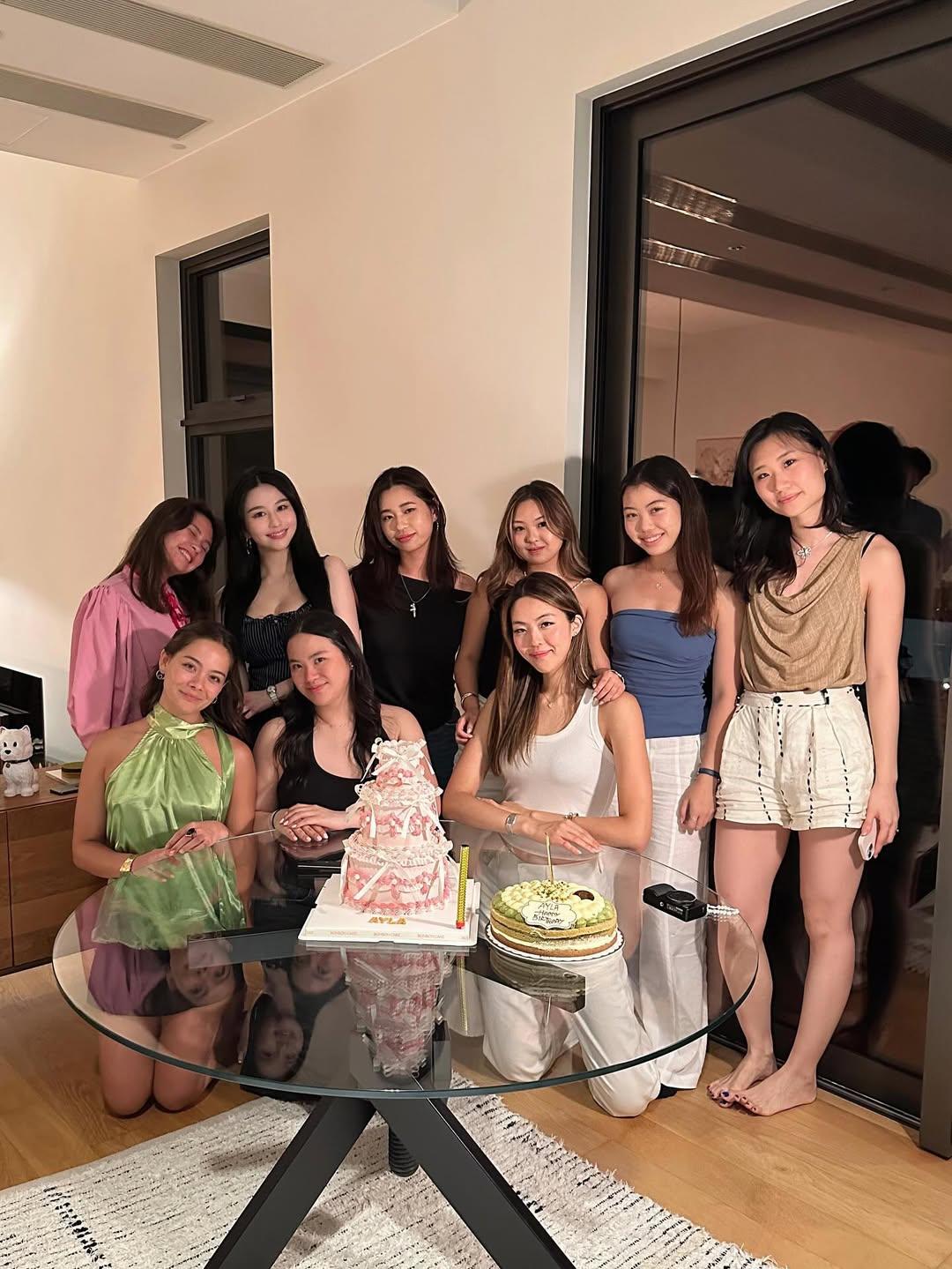 邱淑貞與朋友慶祝24歲生日。(IG@沈月)