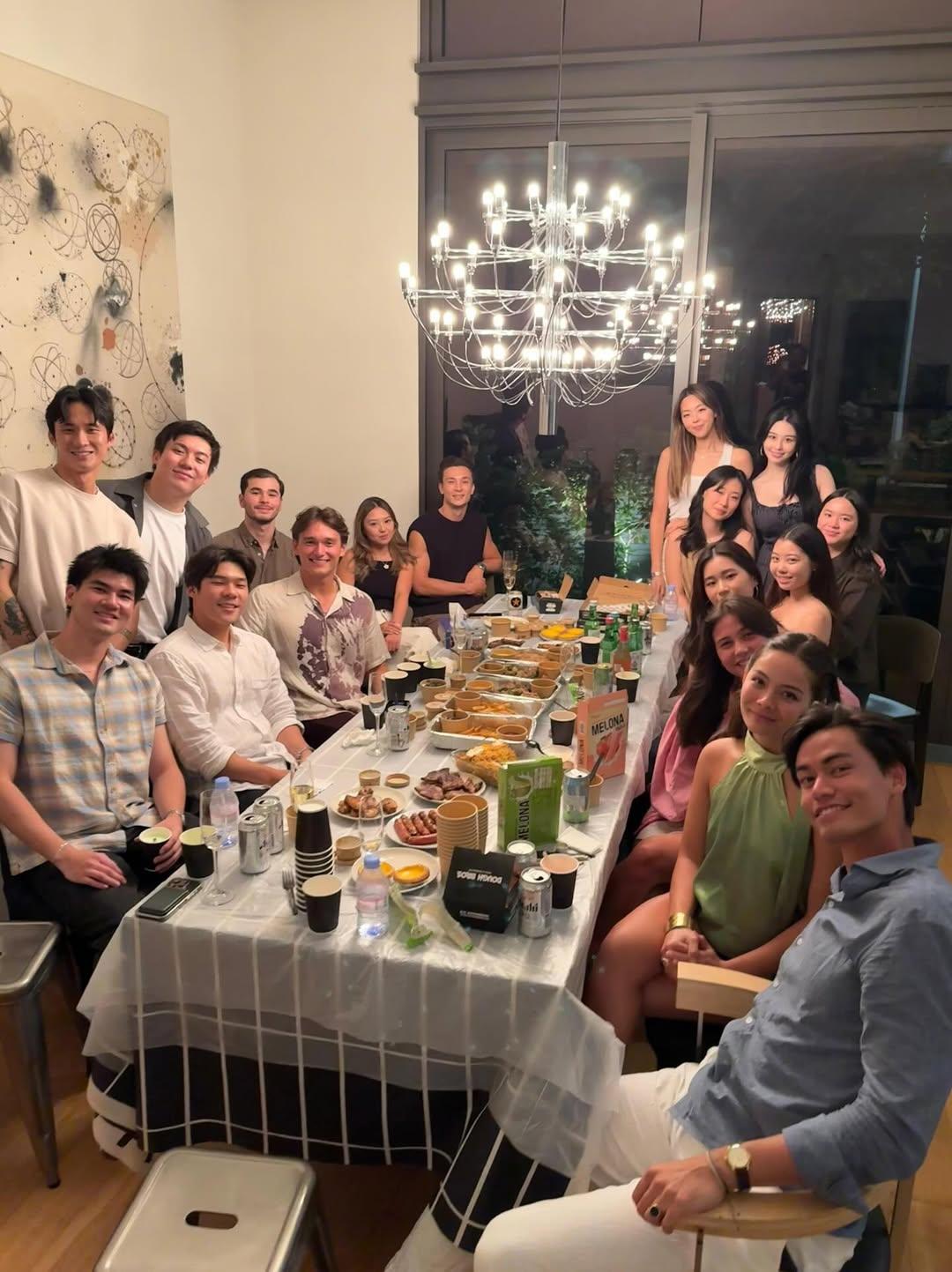 邱淑貞與朋友慶祝24歲生日。(IG@沈月)