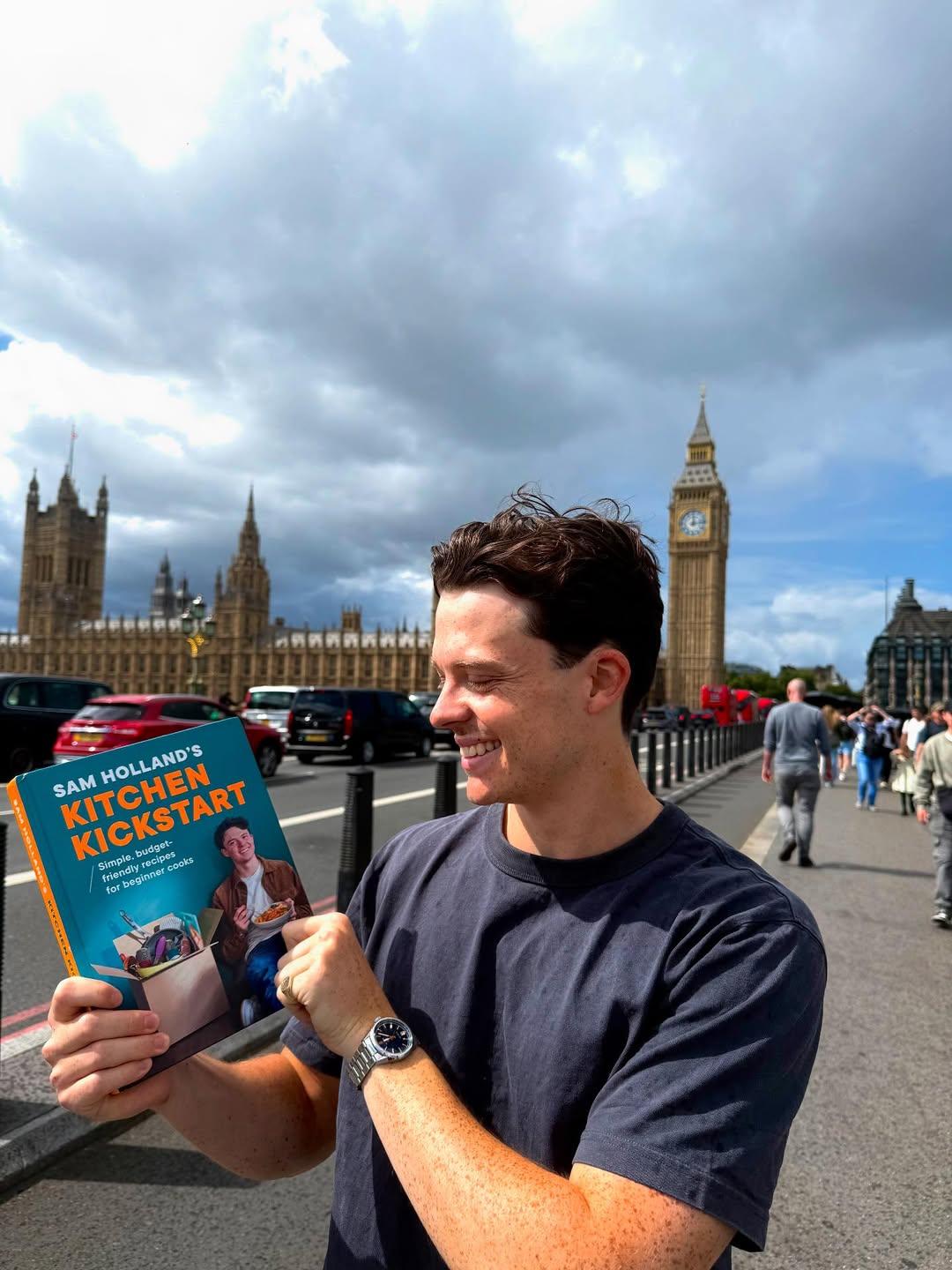 湯姆賀倫上月底在倫敦拍攝期間,不忘為弟弟的新書宣傳。(IG@TomHolland)