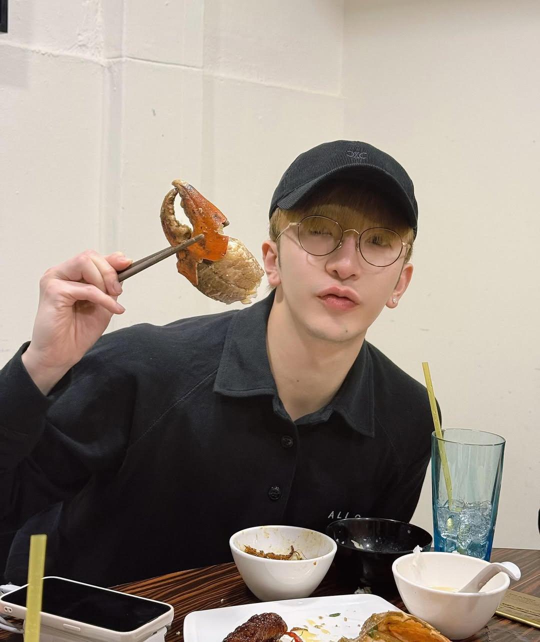 Anson Lo完成Waterbomb演出後,開心吃喝。